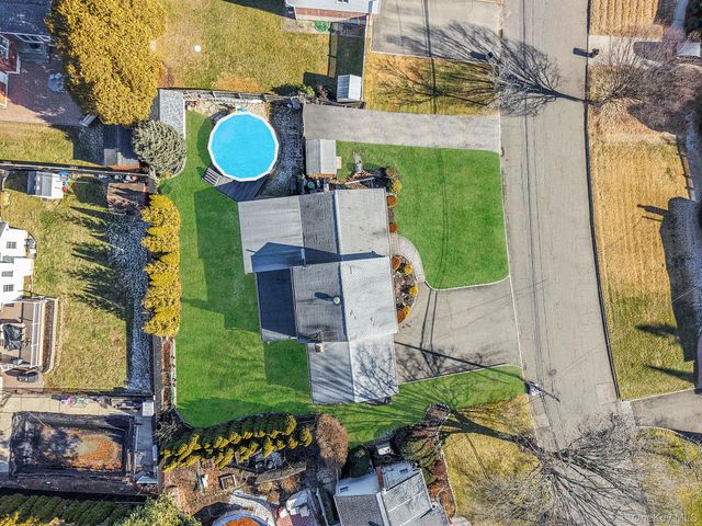 7 Marlowe Place, Greenlawn, NY 11740