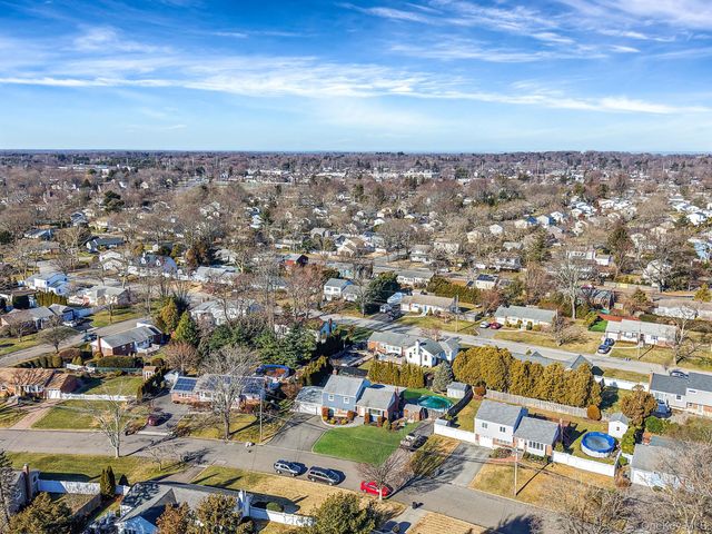 7 Marlowe Place, Greenlawn, NY 11740