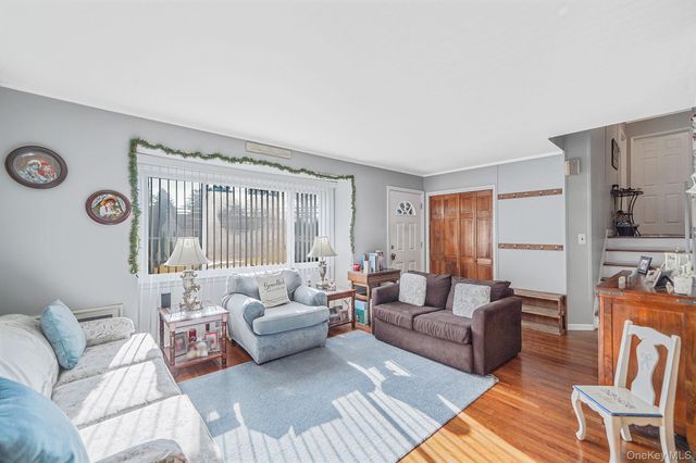 7 Marlowe Place, Greenlawn, NY 11740