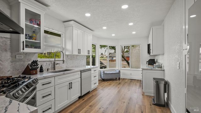 640 Elsa Dr, Santa Rosa, CA 95407