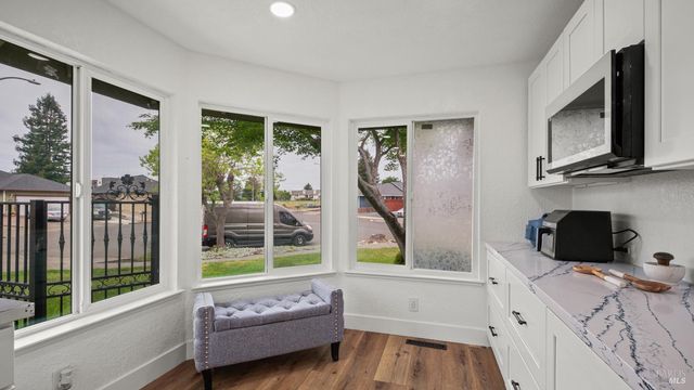 640 Elsa Dr, Santa Rosa, CA 95407