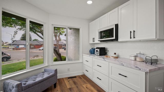 640 Elsa Dr, Santa Rosa, CA 95407