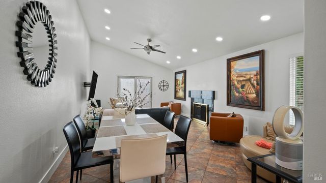 640 Elsa Dr, Santa Rosa, CA 95407