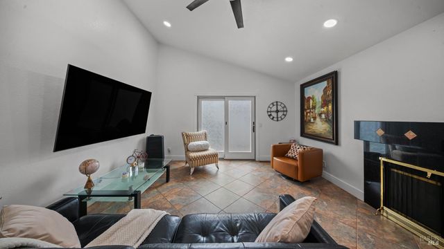 640 Elsa Dr, Santa Rosa, CA 95407