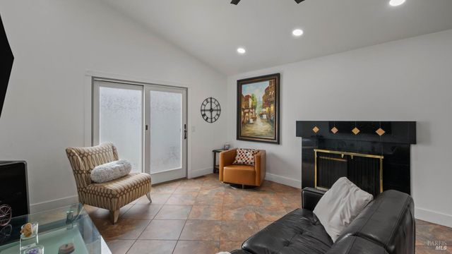 640 Elsa Dr, Santa Rosa, CA 95407
