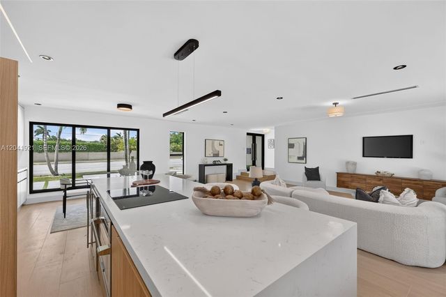 8430 SW 88th St, Miami, FL 33156