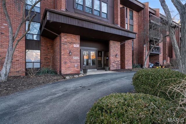 585 Coeur De Royale Drive 301, Creve Coeur, MO 63141