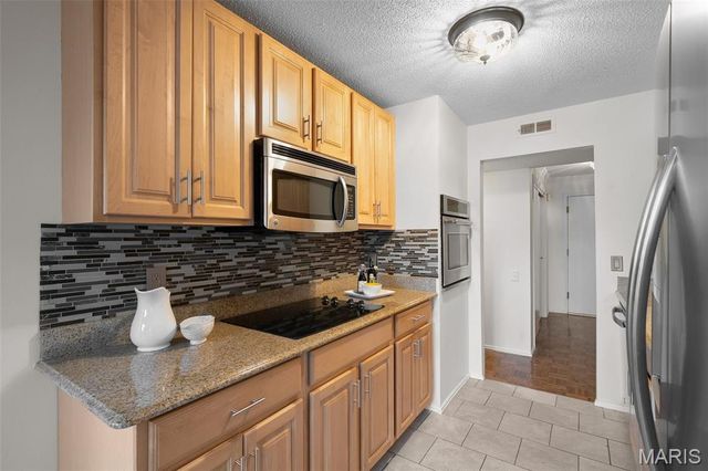 585 Coeur De Royale Drive 301, Creve Coeur, MO 63141