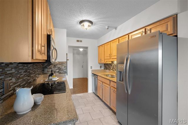 585 Coeur De Royale Drive 301, Creve Coeur, MO 63141