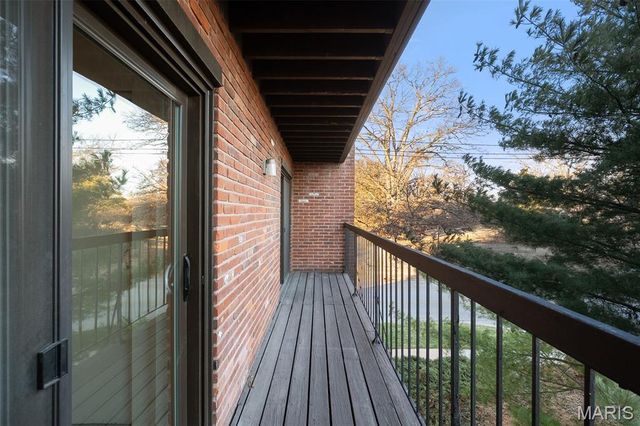 585 Coeur De Royale Drive 301, Creve Coeur, MO 63141