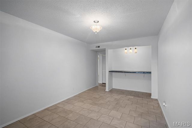 585 Coeur De Royale Drive 301, Creve Coeur, MO 63141