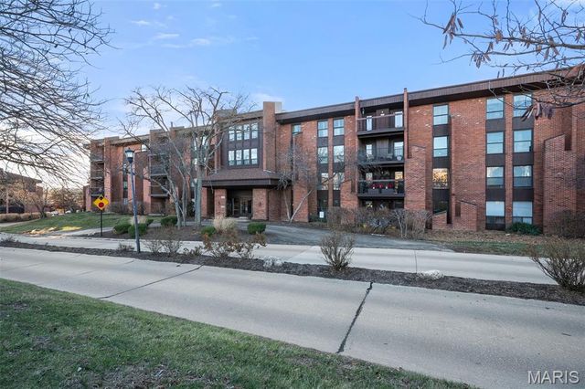 585 Coeur De Royale Drive 301, Creve Coeur, MO 63141