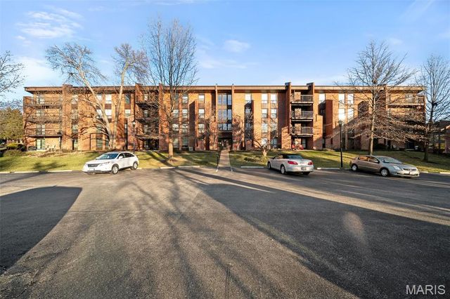 585 Coeur De Royale Drive 301, Creve Coeur, MO 63141