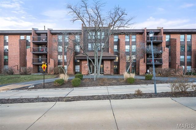 585 Coeur De Royale Drive 301, Creve Coeur, MO 63141