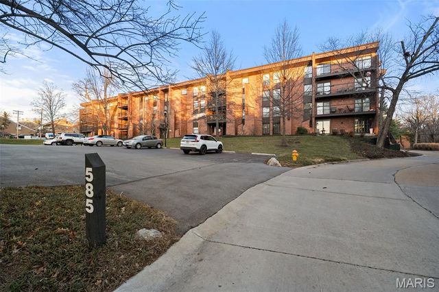 585 Coeur De Royale Drive 301, Creve Coeur, MO 63141