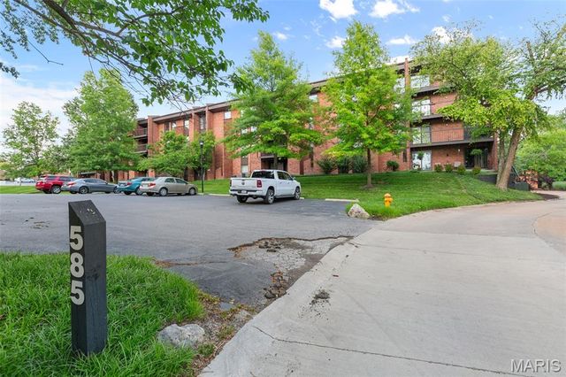 585 Coeur De Royale Drive 301, Creve Coeur, MO 63141