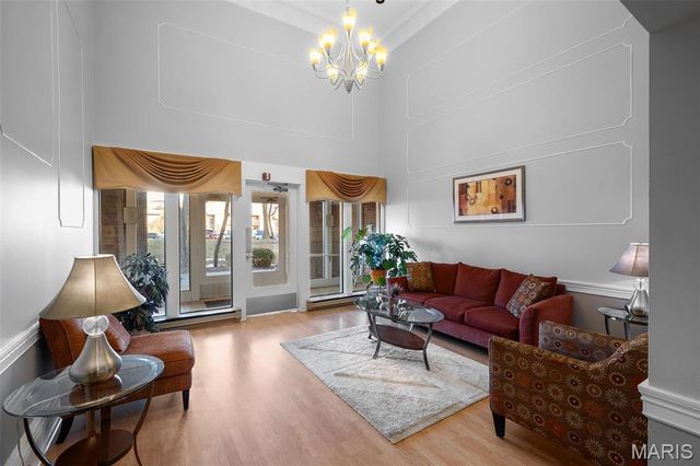 585 Coeur De Royale Drive 301, Creve Coeur, MO 63141