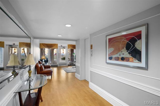 585 Coeur De Royale Drive 301, Creve Coeur, MO 63141