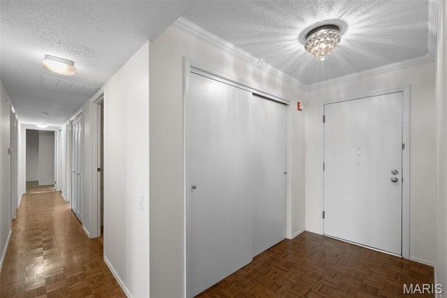 585 Coeur De Royale Drive 301, Creve Coeur, MO 63141