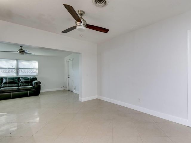 870 NE 182nd St, North Miami Beach, FL 33162
