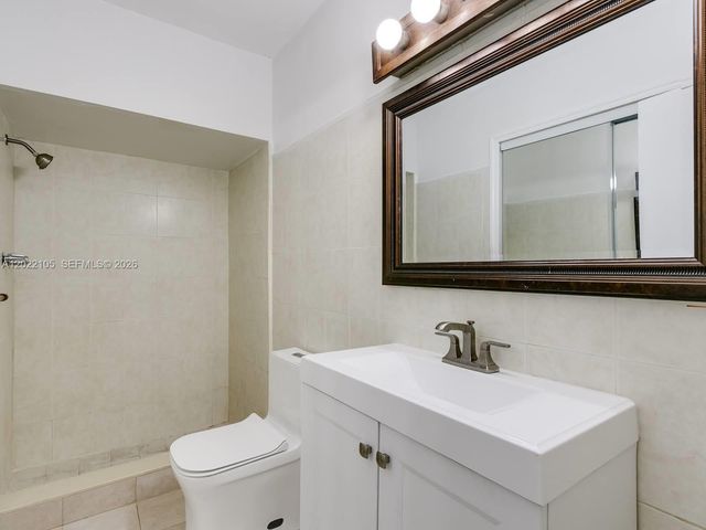 870 NE 182nd St, North Miami Beach, FL 33162