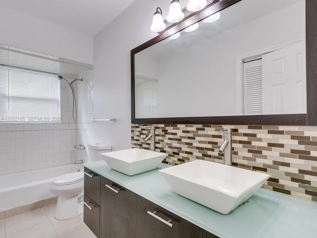 870 NE 182nd St, North Miami Beach, FL 33162