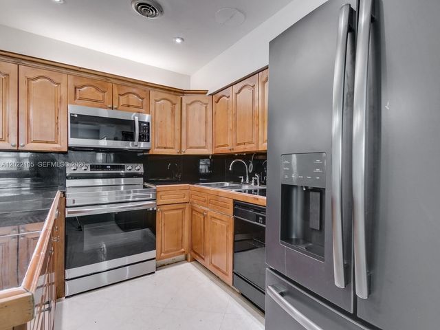 870 NE 182nd St, North Miami Beach, FL 33162
