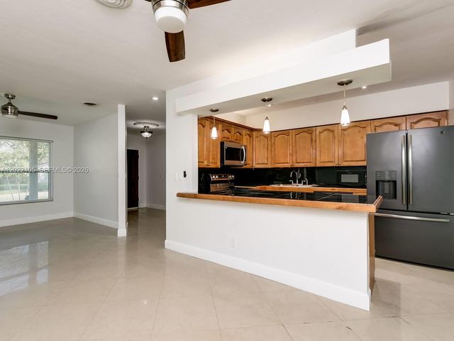 870 NE 182nd St, North Miami Beach, FL 33162