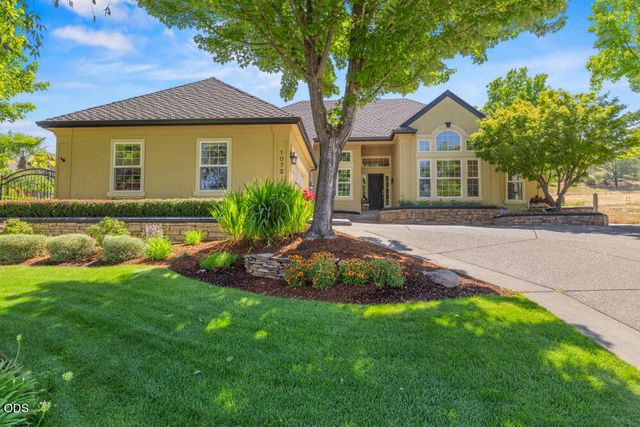 1072 Castlewood Drive, Medford, OR 97504