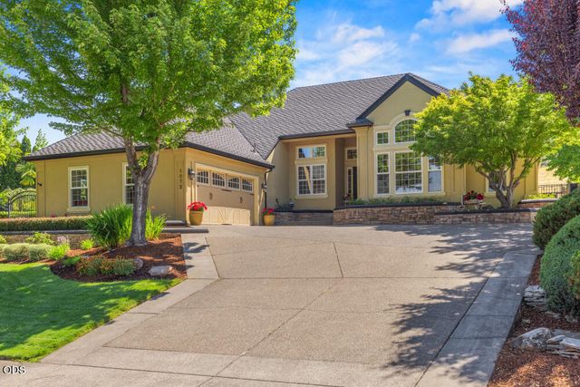 1072 Castlewood Drive, Medford, OR 97504