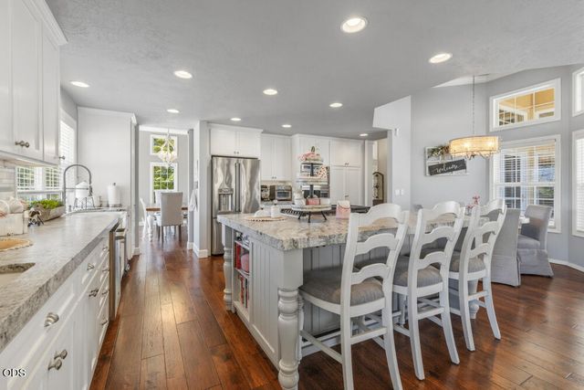 1072 Castlewood Drive, Medford, OR 97504