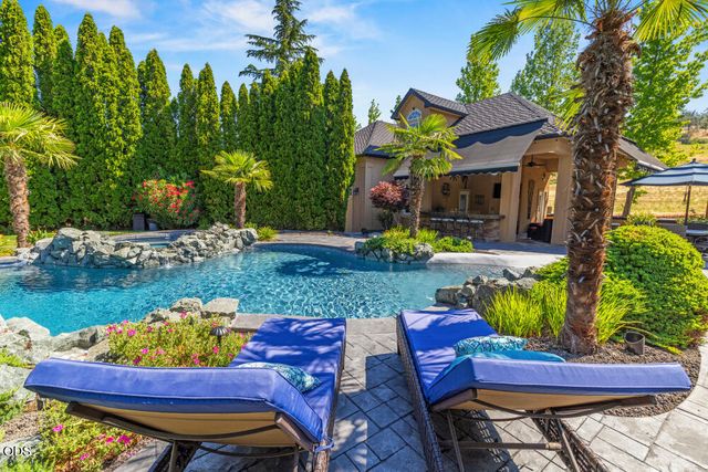 1072 Castlewood Drive, Medford, OR 97504