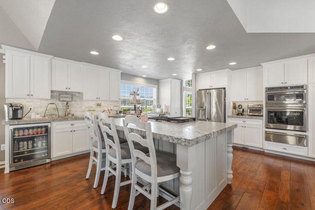 1072 Castlewood Drive, Medford, OR 97504
