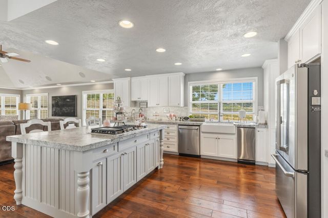 1072 Castlewood Drive, Medford, OR 97504