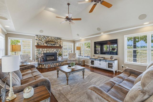 1072 Castlewood Drive, Medford, OR 97504
