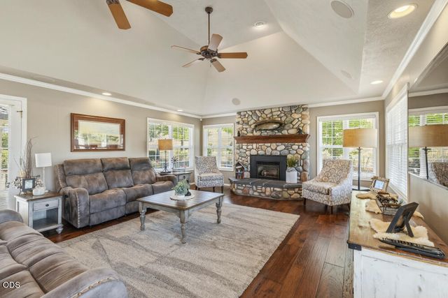 1072 Castlewood Drive, Medford, OR 97504