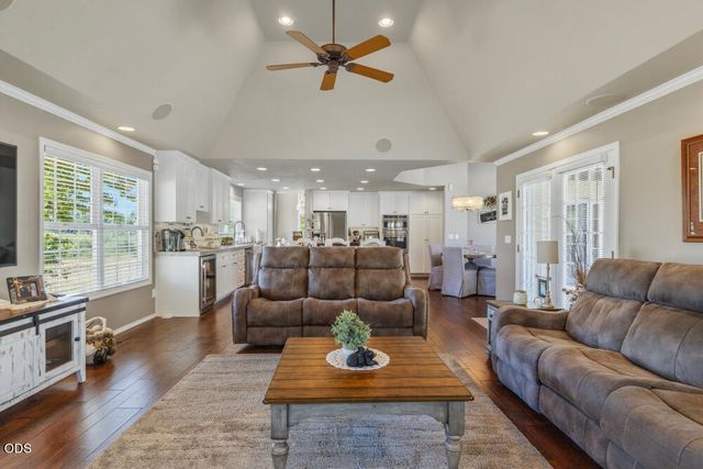 1072 Castlewood Drive, Medford, OR 97504
