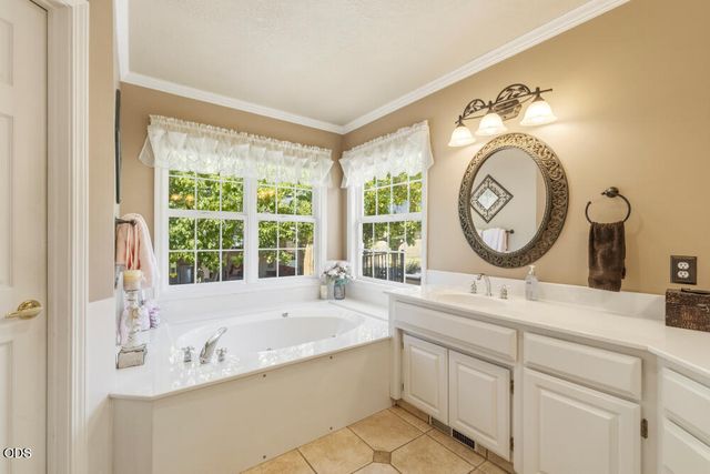 1072 Castlewood Drive, Medford, OR 97504