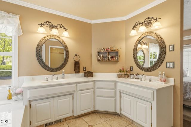1072 Castlewood Drive, Medford, OR 97504