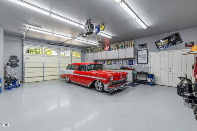 1072 Castlewood Drive, Medford, OR 97504