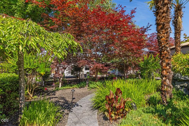 1072 Castlewood Drive, Medford, OR 97504