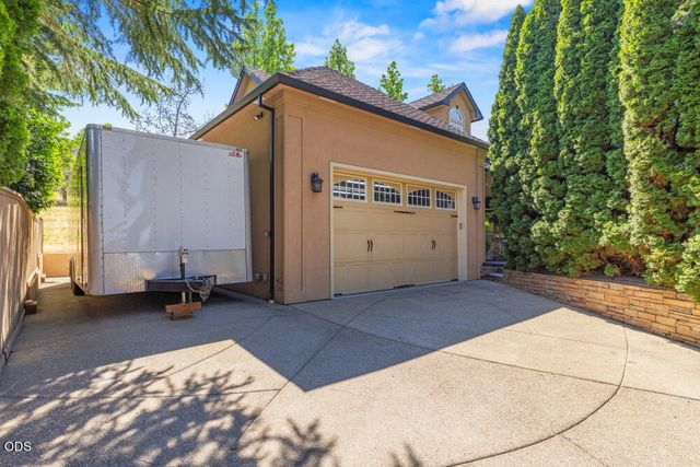 1072 Castlewood Drive, Medford, OR 97504