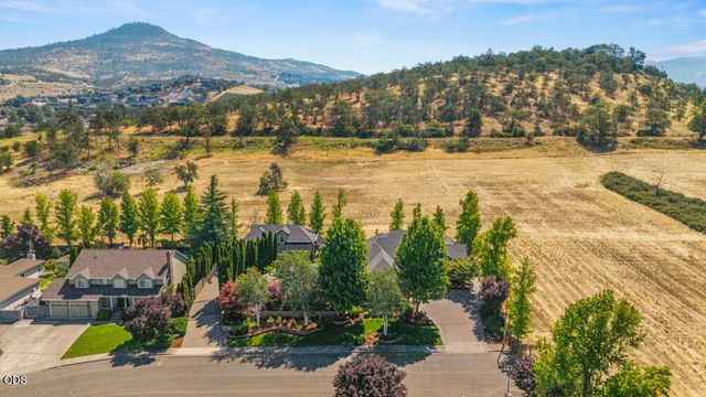 1072 Castlewood Drive, Medford, OR 97504