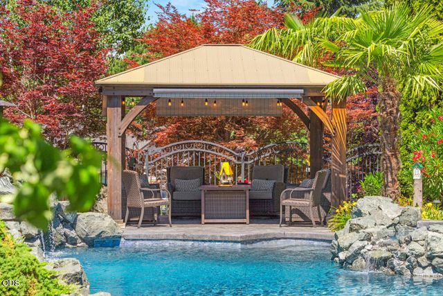 1072 Castlewood Drive, Medford, OR 97504