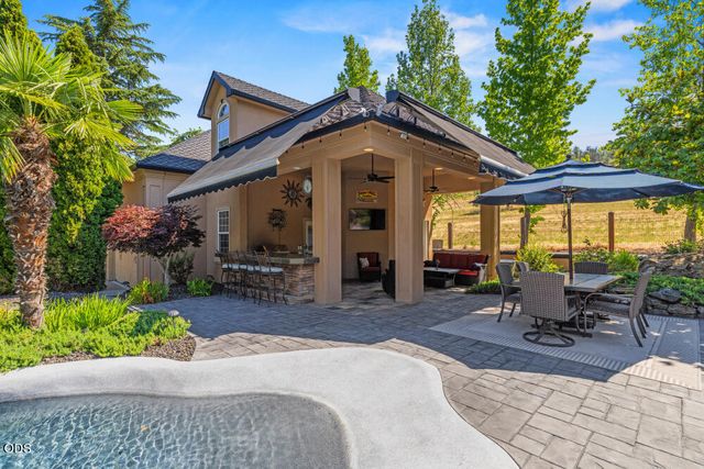 1072 Castlewood Drive, Medford, OR 97504