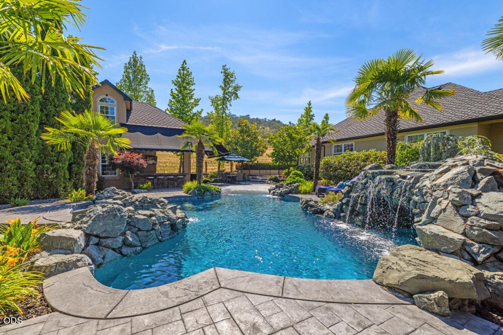 1072 Castlewood Drive, Medford, OR 97504