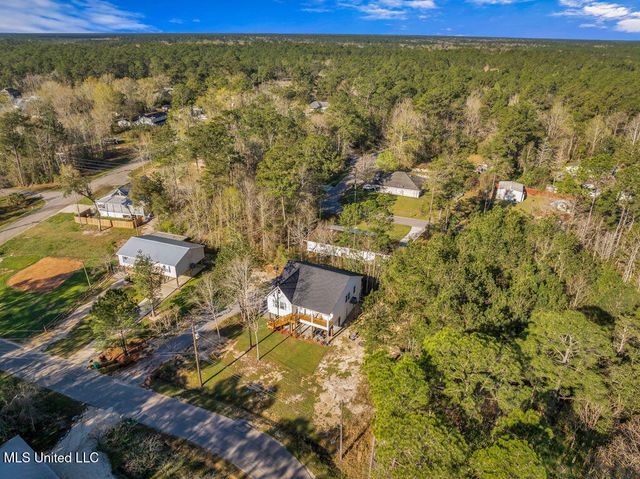 6015 Choctaw Place, Kiln, MS 39556