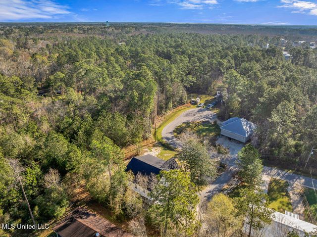 6015 Choctaw Place, Kiln, MS 39556