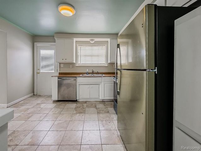 25323 Orchard Lake Road, Farmington, MI 48336