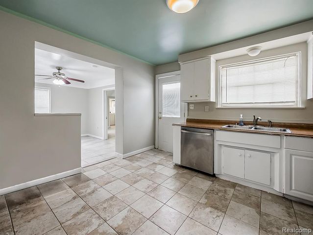 25323 Orchard Lake Road, Farmington, MI 48336